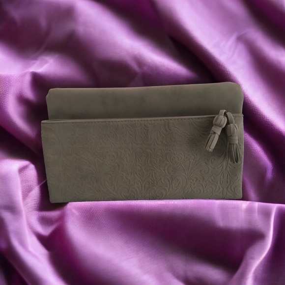 ION Color Embossed Dove Gray Purse. $15. - Picture 2 of 6